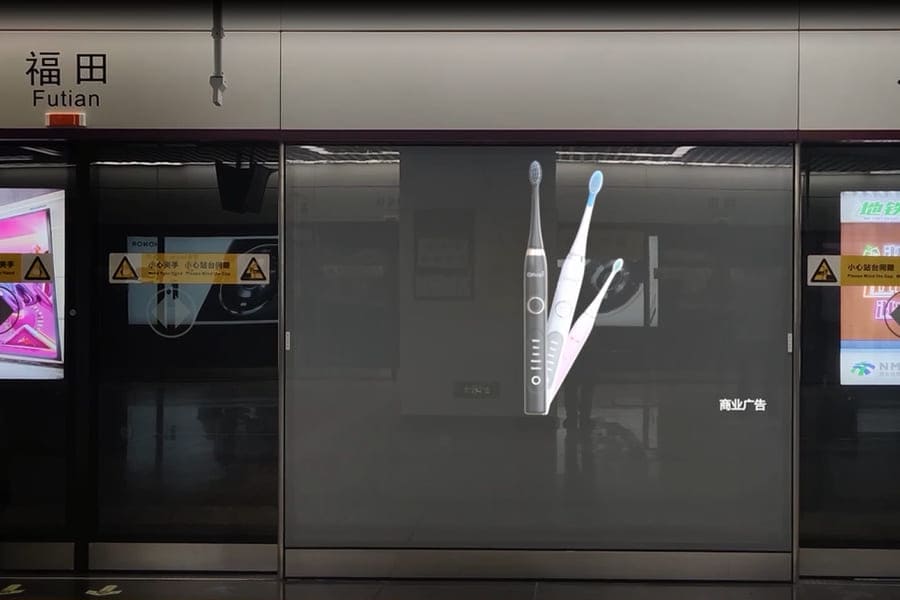 Subway screen door transparent display